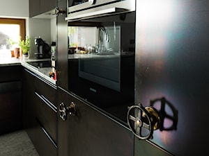 Sadyba 110 - Średnia z salonem z kamiennym blatem biała z zabudowaną lodówką kuchnia w kształcie litery l z oknem z marmurową podłogą, styl nowoczesny - zdjęcie od Łukasz Milewski Architekt