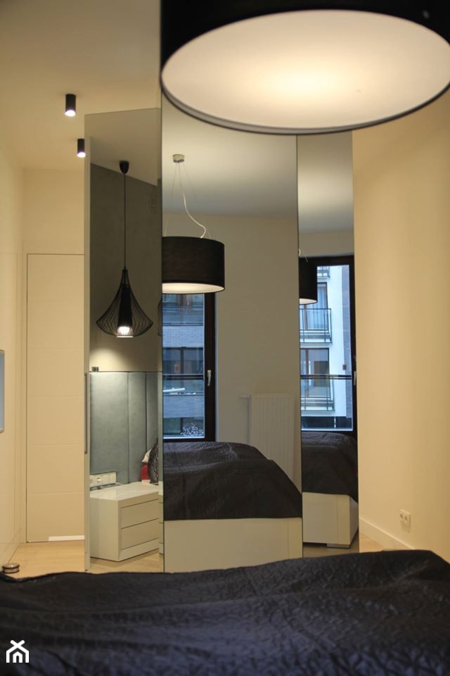 Monochromatyczny apartament 108m2 - Mała biała sypialnia, styl minimalistyczny - zdjęcie od Łukasz Milewski Architekt