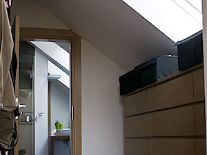 Dom jednorodzinny w Markach - Średnia zamknięta garderoba na poddaszu z oknem, styl nowoczesny - zdjęcie od Łukasz Milewski Architekt
