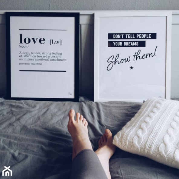 Wygodne łóżko, miękka poduszka i inspirujące dodatki to przepis na udaną sypialnię! - zdjęcie od Gumberry