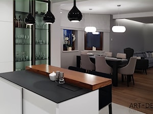 Dom Borkowo - Średnia otwarta z salonem z kamiennym blatem szara z zabudowaną lodówką kuchnia jednorzędowa z wyspą lub półwyspem z oknem - zdjęcie od Art-Design Karol Jurczyk