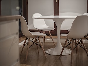 Wilanów, Mieszkanie 97m² - Mała szara jadalnia jako osobne pomieszczenie - zdjęcie od Deco Nova