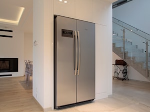 WILLA ŻUREK 01 proj. J. Żurek - Mała otwarta biała z zabudowaną lodówką kuchnia jednorzędowa, styl minimalistyczny - zdjęcie od Żurek Studio