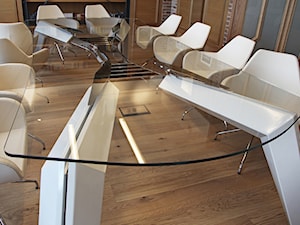 Unikatowy stół konferencyjny "Translator V", projekt J. Żurek - zdjęcie od Żurek Studio