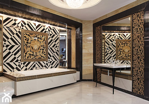 Projekt i realizacja łazienki pokazowej Gianni Versace CD - Średnia bez okna z lustrem z marmurową podłogą łazienka, styl glamour - zdjęcie od Żurek Studio