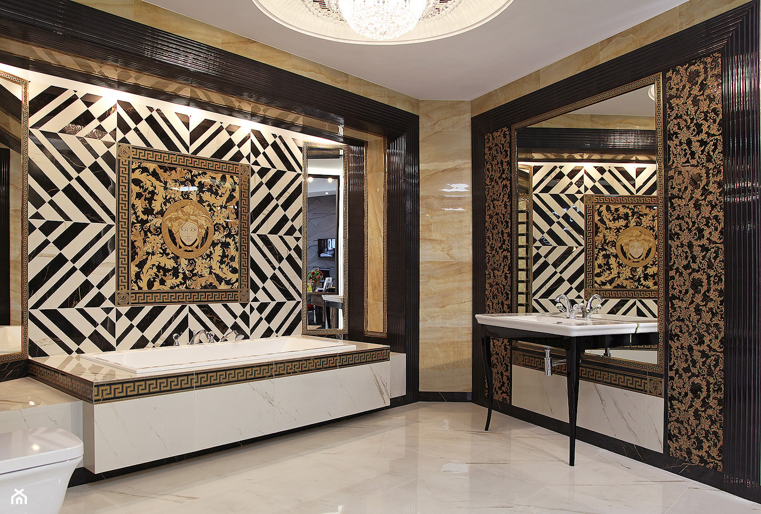 Projekt i realizacja łazienki pokazowej Gianni Versace CD - Średnia bez okna z lustrem z marmurową podłogą łazienka, styl glamour - zdjęcie od Żurek Studio - Homebook