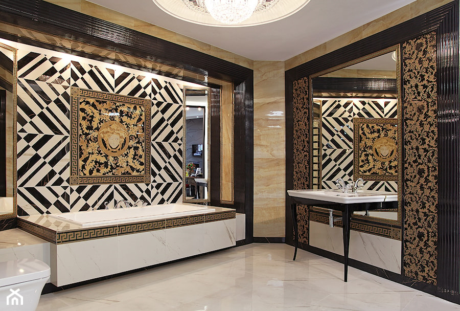 Projekt i realizacja łazienki pokazowej Gianni Versace CD - Średnia bez okna z lustrem z marmurową podłogą łazienka, styl glamour - zdjęcie od Żurek Studio