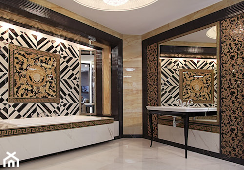 Projekt i realizacja łazienki pokazowej Gianni Versace CD - Mała na poddaszu bez okna z lustrem z marmurową podłogą łazienka, styl glamour - zdjęcie od Żurek Studio