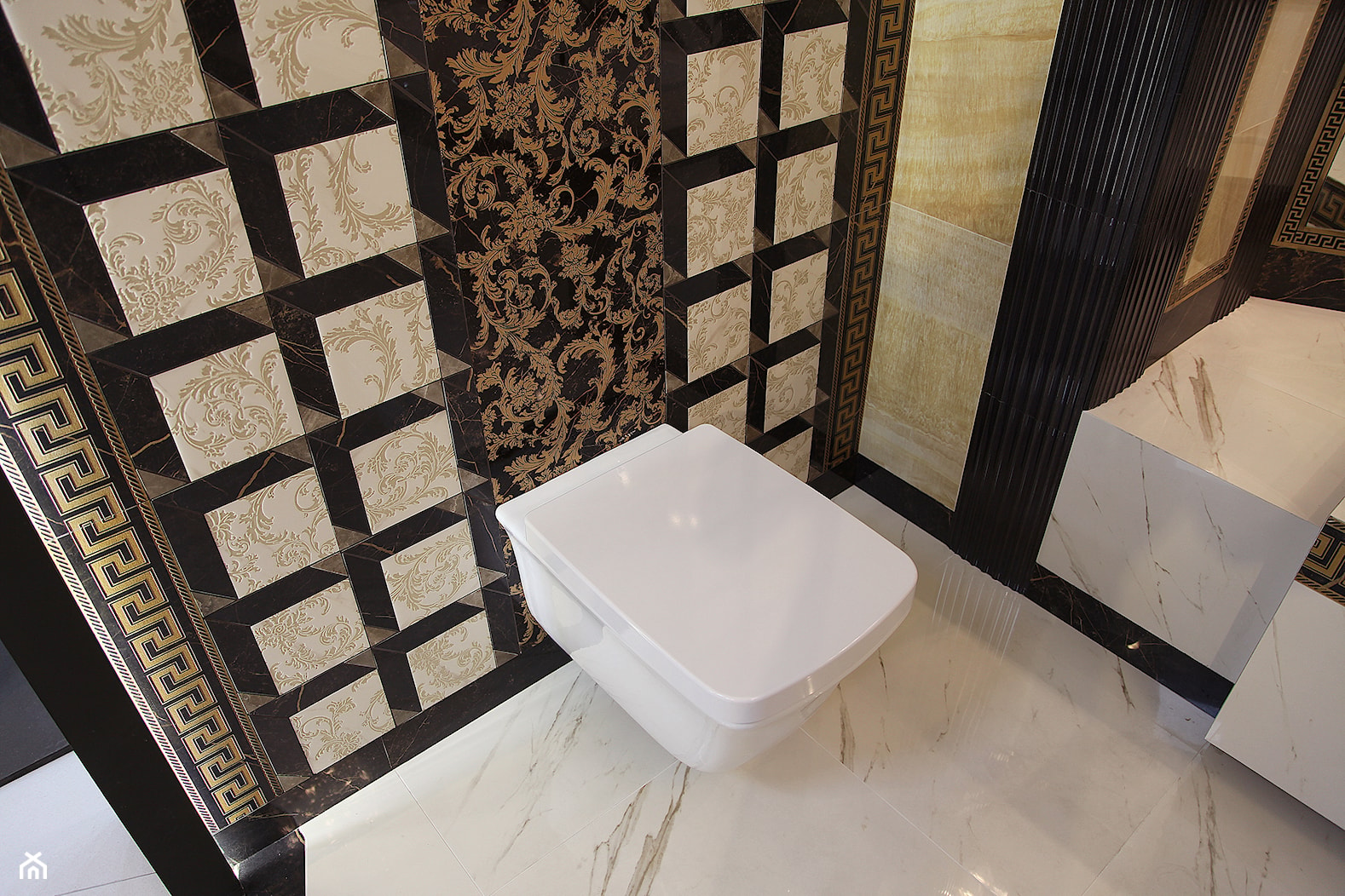 Projekt i realizacja łazienki ekspozycyjnej Gianni Versace CD - zdjęcie od Żurek Studio - Homebook