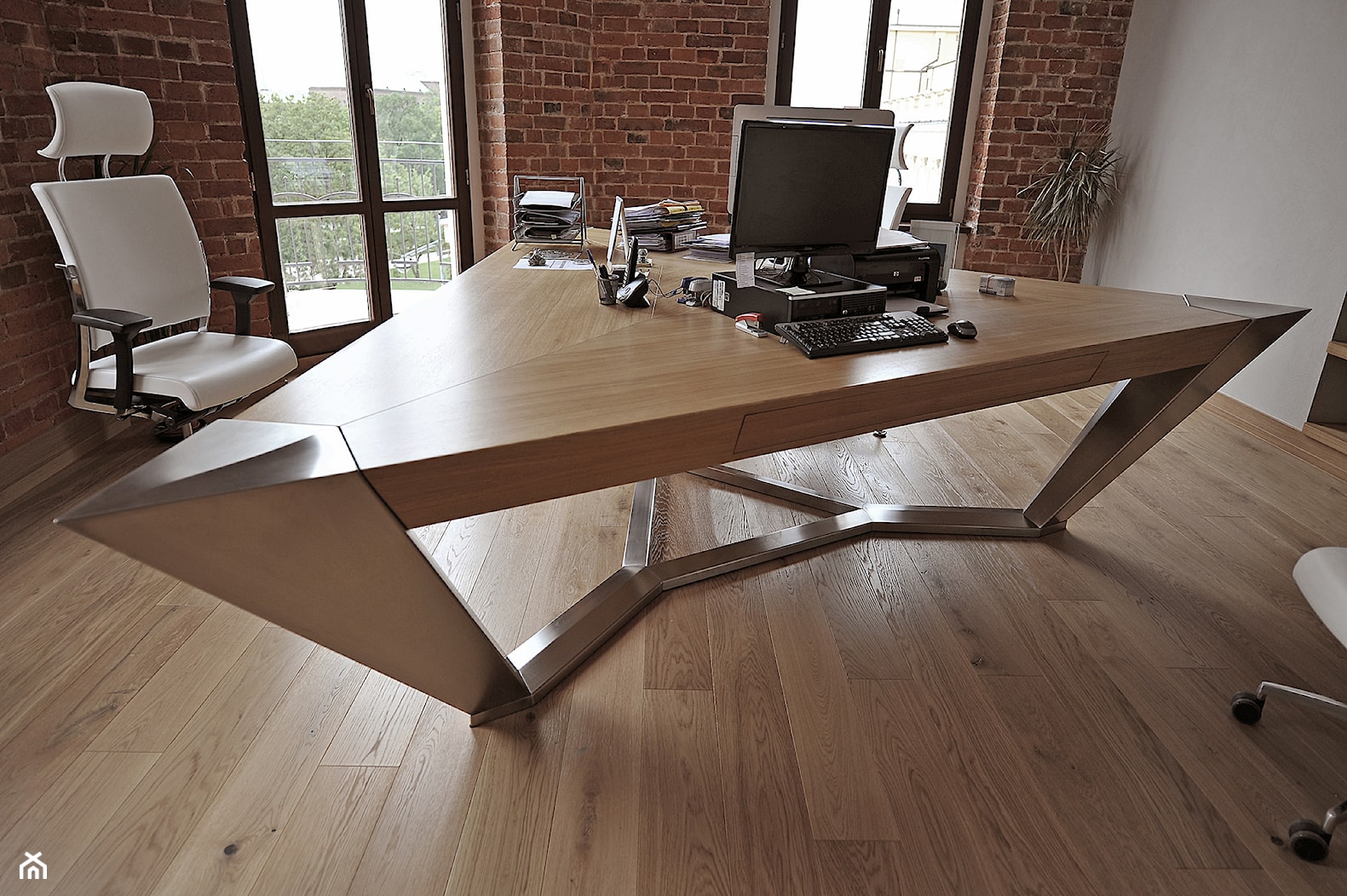 Autorskie biurko "Delta" - Średnie białe biuro, styl nowoczesny - zdjęcie od Żurek Studio - Homebook