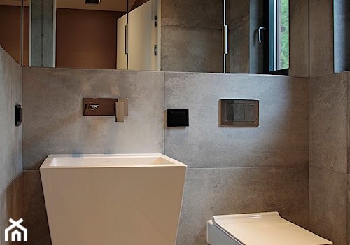 DOM WE WROCŁAWIU - Mała z dwoma umywalkami z marmurową podłogą z punktowym oświetleniem łazienka z oknem, styl minimalistyczny - zdjęcie od Żurek Studio