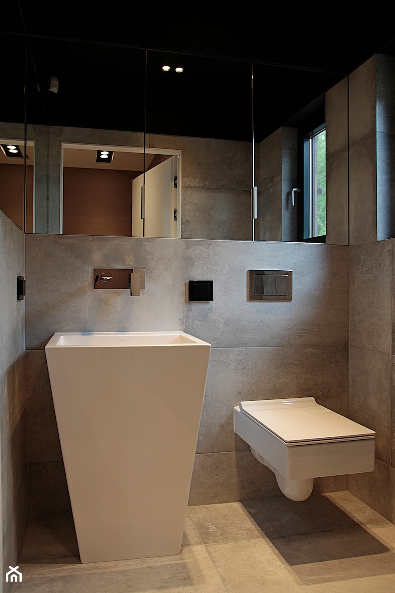 DOM WE WROCŁAWIU - Mała z dwoma umywalkami z marmurową podłogą z punktowym oświetleniem łazienka z oknem, styl minimalistyczny - zdjęcie od Żurek Studio