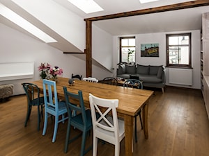 Skosy i spady - klasyczne mieszkanie na poddaszu kamienicy - Duża biała jadalnia w salonie, styl nowoczesny - zdjęcie od Studio Podłóg Grodex