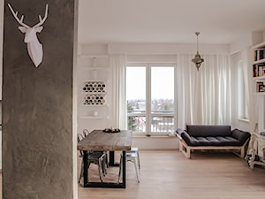 Apartament z jeleniem: geometryczny szyk - Średni biały salon z kuchnią z jadalnią, styl industrialny - zdjęcie od Studio Podłóg Grodex
