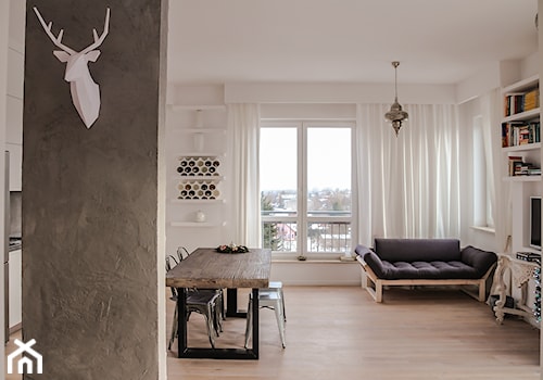 Apartament z jeleniem: geometryczny szyk - Średni biały salon z kuchnią z jadalnią, styl industrialny - zdjęcie od Studio Podłóg Grodex