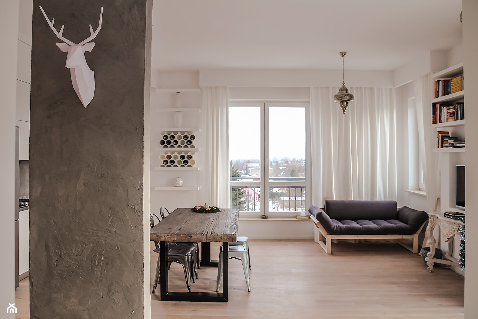 Apartament z jeleniem: geometryczny szyk - Średni biały salon z kuchnią z jadalnią, styl industrialny - zdjęcie od Studio Podłóg Grodex - Homebook
