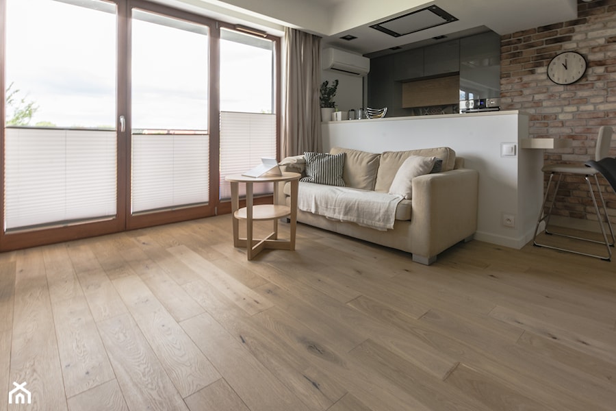 Dyskretny urok naturalności: mieszkanie z podłogą dębową. - Mały biały salon z jadalnią, styl minimalistyczny - zdjęcie od Studio Podłóg Grodex