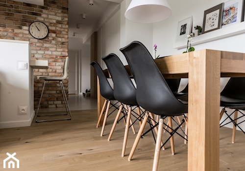 Dyskretny urok naturalności: mieszkanie z podłogą dębową. - Średnia biała jadalnia w kuchni, styl minimalistyczny - zdjęcie od Studio Podłóg Grodex