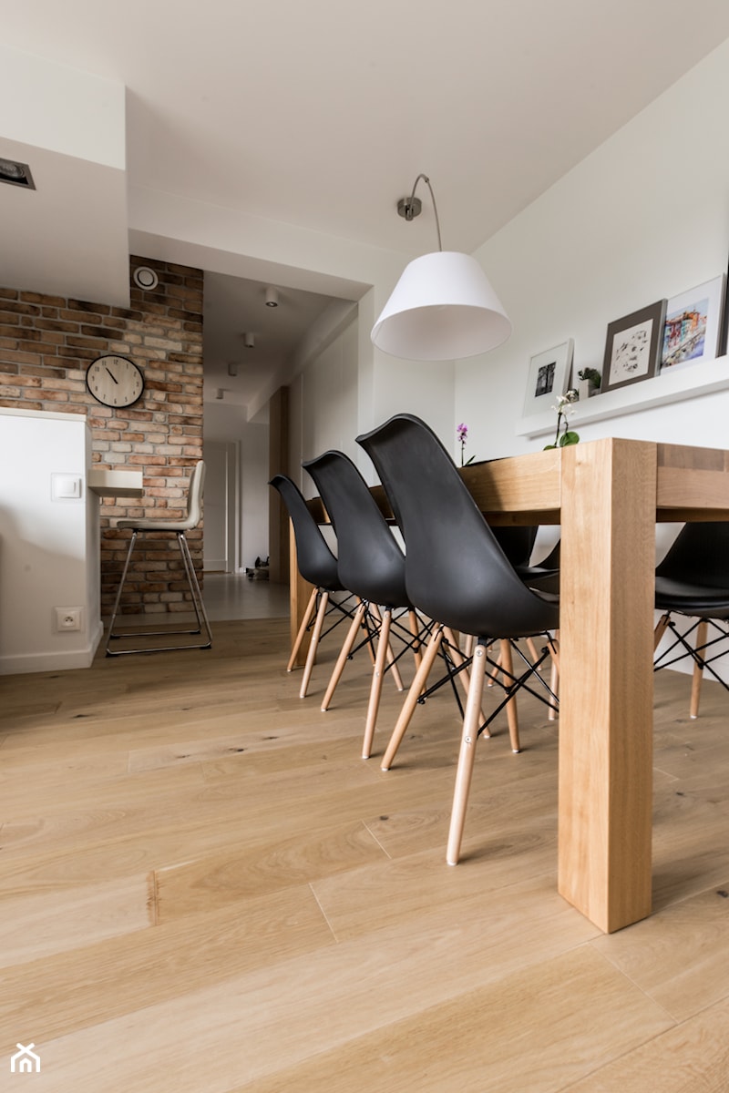 Dyskretny urok naturalności: mieszkanie z podłogą dębową. - Średnia biała jadalnia w kuchni, styl minimalistyczny - zdjęcie od Studio Podłóg Grodex