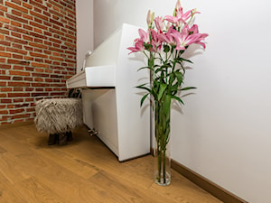 Skosy i spady - klasyczne mieszkanie na poddaszu kamienicy - Salon, styl nowoczesny - zdjęcie od Studio Podłóg Grodex
