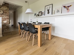 Dyskretny urok naturalności: mieszkanie z podłogą dębową. - Duża biała jadalnia, styl minimalistyczny - zdjęcie od Studio Podłóg Grodex