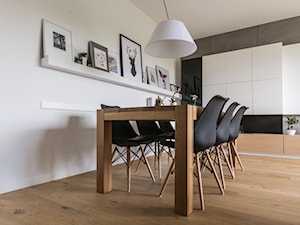 Dyskretny urok naturalności: mieszkanie z podłogą dębową. - Duża biała szara jadalnia w salonie, styl minimalistyczny - zdjęcie od Studio Podłóg Grodex