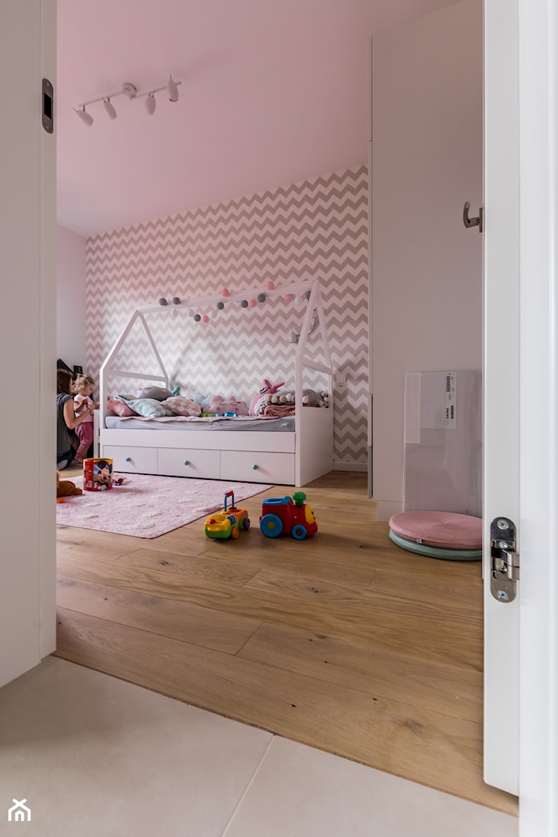 Dyskretny urok naturalności: mieszkanie z podłogą dębową. - Średni biały różowy szary pokój dziecka dla dziecka dla dziewczynki, styl minimalistyczny - zdjęcie od Studio Podłóg Grodex