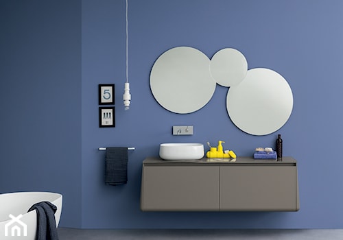 Łazienka - Średnia na poddaszu bez okna z lustrem łazienka, styl glamour - zdjęcie od italiastyle