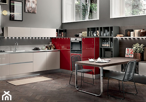 Kuchnia - Średnia z czerwonymi frontami otwarta z salonem z zabudowaną lodówką kuchnia w kształcie litery l, styl glamour - zdjęcie od italiastyle
