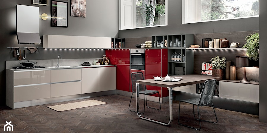 Kuchnia - Średnia z czerwonymi frontami otwarta z salonem z zabudowaną lodówką kuchnia w kształcie litery l, styl glamour - zdjęcie od italiastyle