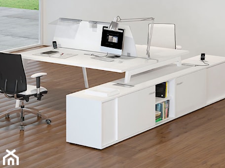 Aranżacje wnętrz - Biuro: Gabinet - Średnie z zabudowanym biurkiem białe biuro, styl glamour - italiastyle. Przeglądaj, dodawaj i zapisuj najlepsze zdjęcia, pomysły i inspiracje designerskie. W bazie mamy już prawie milion fotografii!
