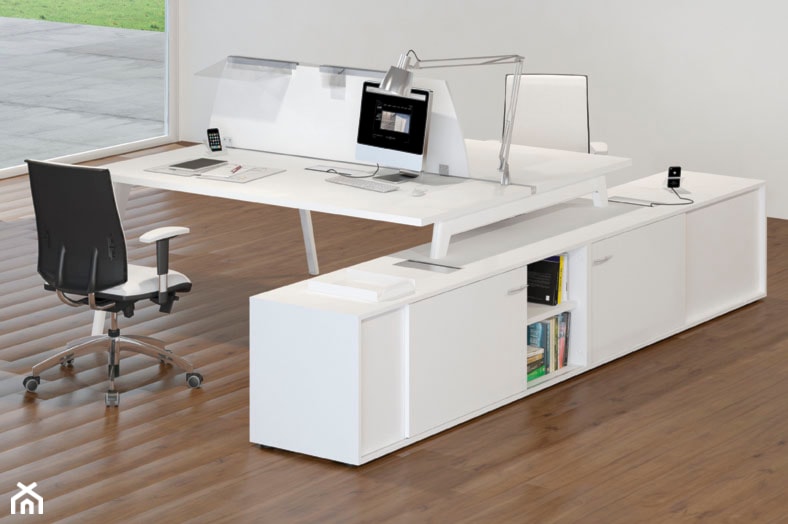 Gabinet - Średnie z zabudowanym biurkiem białe biuro, styl glamour - zdjęcie od italiastyle