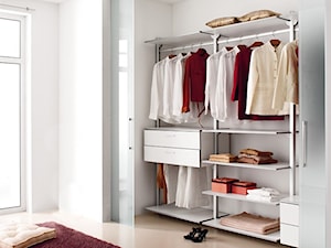 Garderoba - Mała otwarta garderoba przy sypialni, styl glamour - zdjęcie od italiastyle