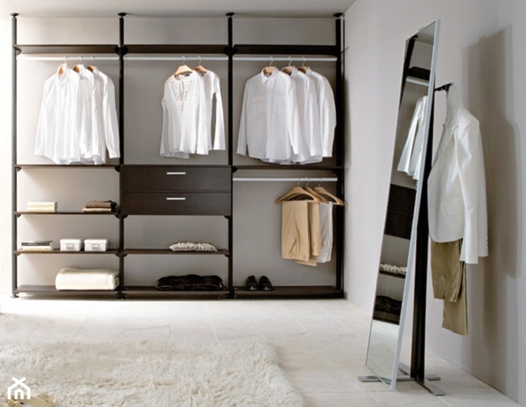 Garderoba - Średnia zamknięta garderoba z oknem, styl glamour - zdjęcie od italiastyle - Homebook