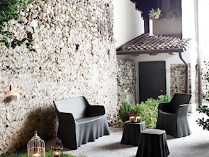 Ogród i taras - Mały z kamienną podłogą z meblami ogrodowymi taras z przodu domu z tyłu domu, styl glamour - zdjęcie od italiastyle