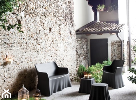 Ogród i taras - Mały z kamienną podłogą z meblami ogrodowymi taras z przodu domu z tyłu domu, styl glamour - zdjęcie od italiastyle