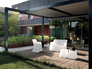 Ogród i taras - Mały z meblami ogrodowymi taras z przodu domu z tyłu domu, styl glamour - zdjęcie od italiastyle