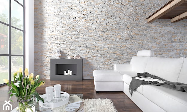 ściana z szarego kamienia, biały narożnik, biały dywanik z długim włosiem, szary kominek
