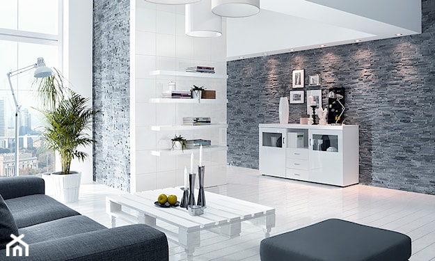 ściana z szarego kamienia dekoracyjnego i białe meble w salonie