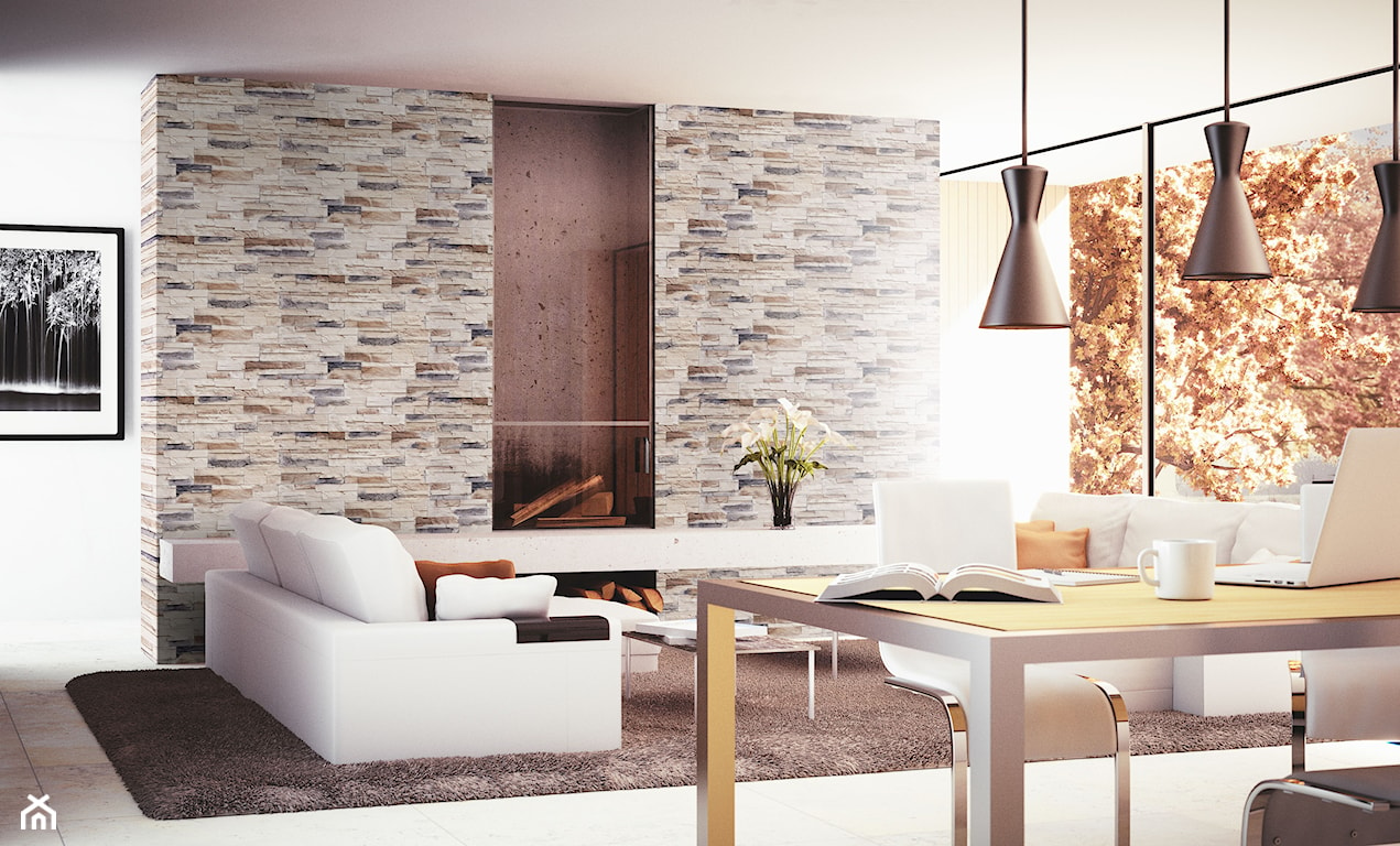 beżowo-brązowy kamień dekoracyjny w salonie, brązowe lampy wiszące, biały stół, kominek