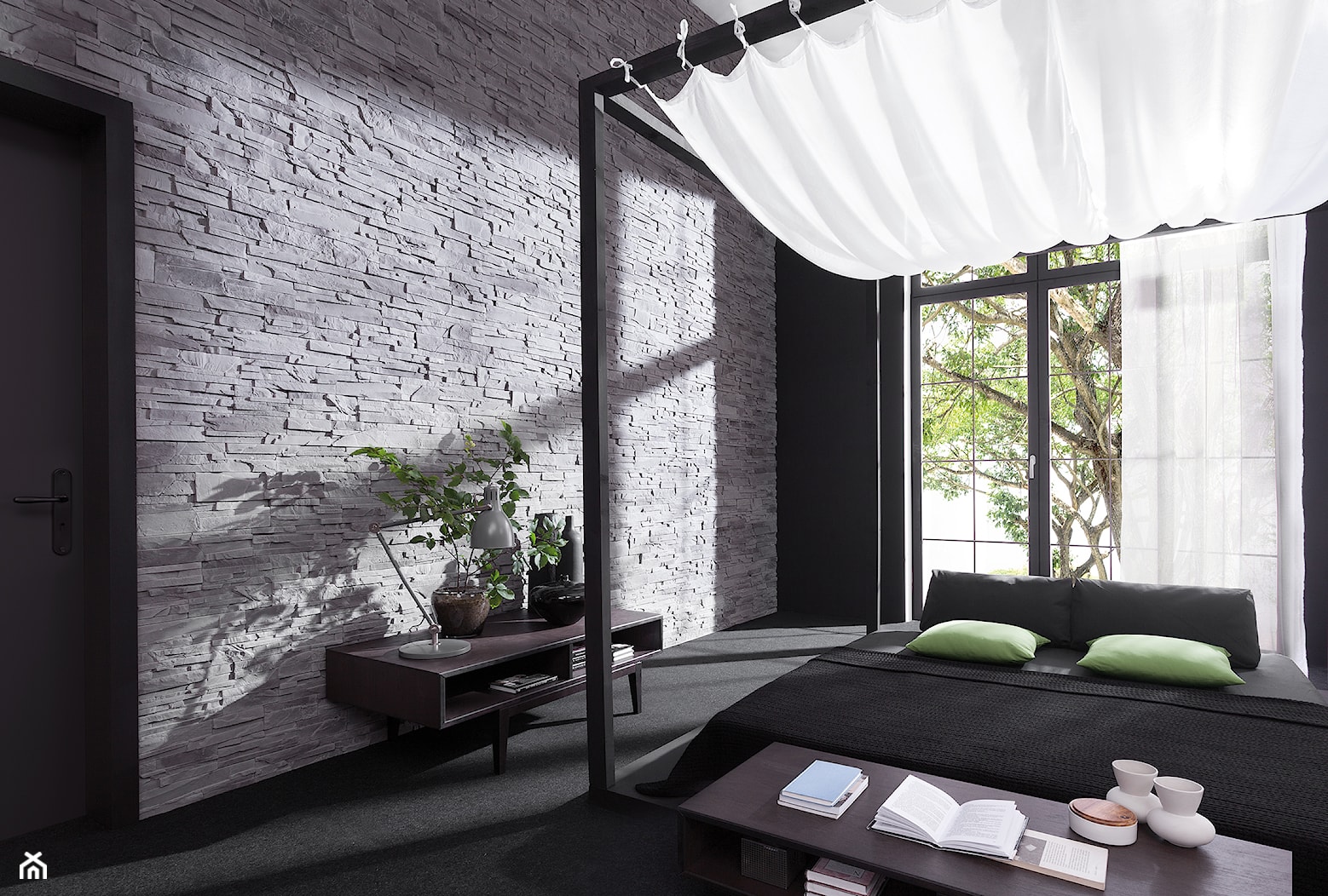 Roma - Duża biała czarna szara sypialnia z balkonem / tarasem, styl nowoczesny - zdjęcie od STONE MASTER - Homebook
