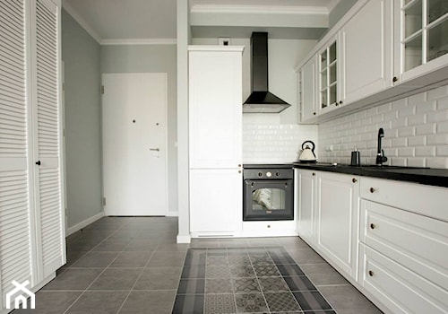 Jasnodowrska - mieszkanie dla singielki - Średnia otwarta z salonem biała z zabudowaną lodówką kuchnia w kształcie litery l, styl skandynawski - zdjęcie od Abu Wnętrza