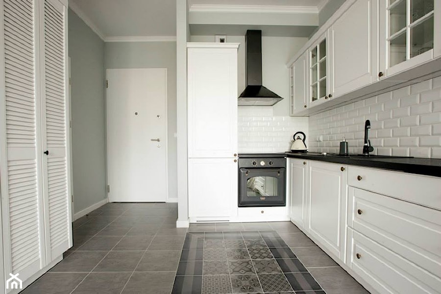 Jasnodowrska - mieszkanie dla singielki - Średnia otwarta z salonem biała z zabudowaną lodówką kuchnia w kształcie litery l, styl skandynawski - zdjęcie od Abu Wnętrza