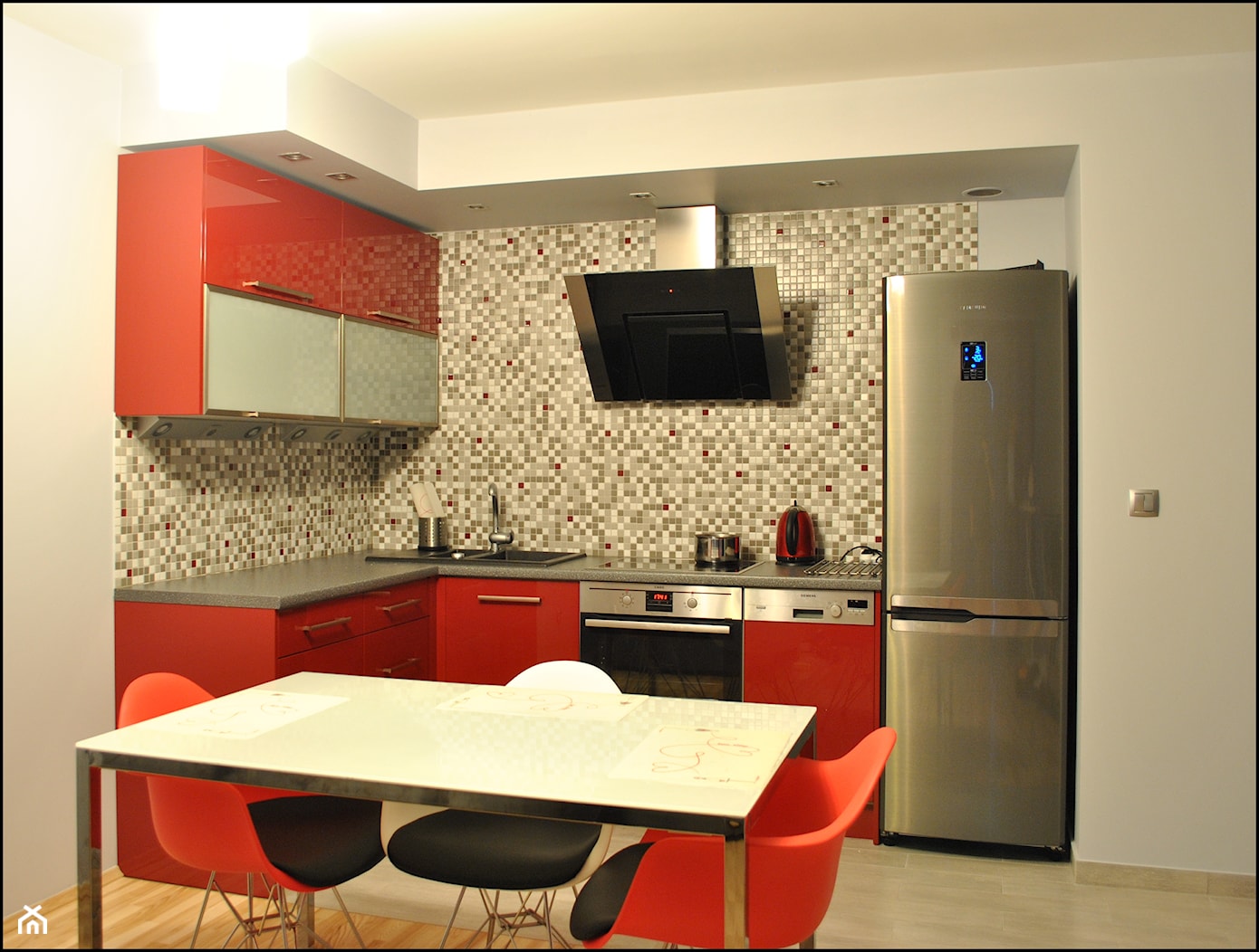 Kuchnia czerwony lakier - zdjęcie od Sysło-Projekt - Homebook