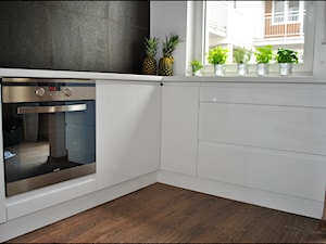 Kuchnia biały lakier- bez szafek górnych - zdjęcie od Sysło-Projekt