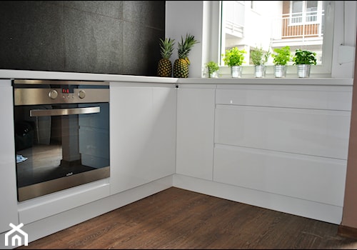 Kuchnia biały lakier- bez szafek górnych - zdjęcie od Sysło-Projekt