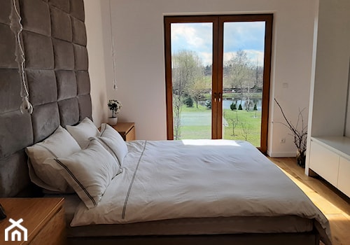 Sypialnia - łóżko z tapicerowanym zagłowkiem - zdjęcie od "Wnętrza" Alicja Galewska