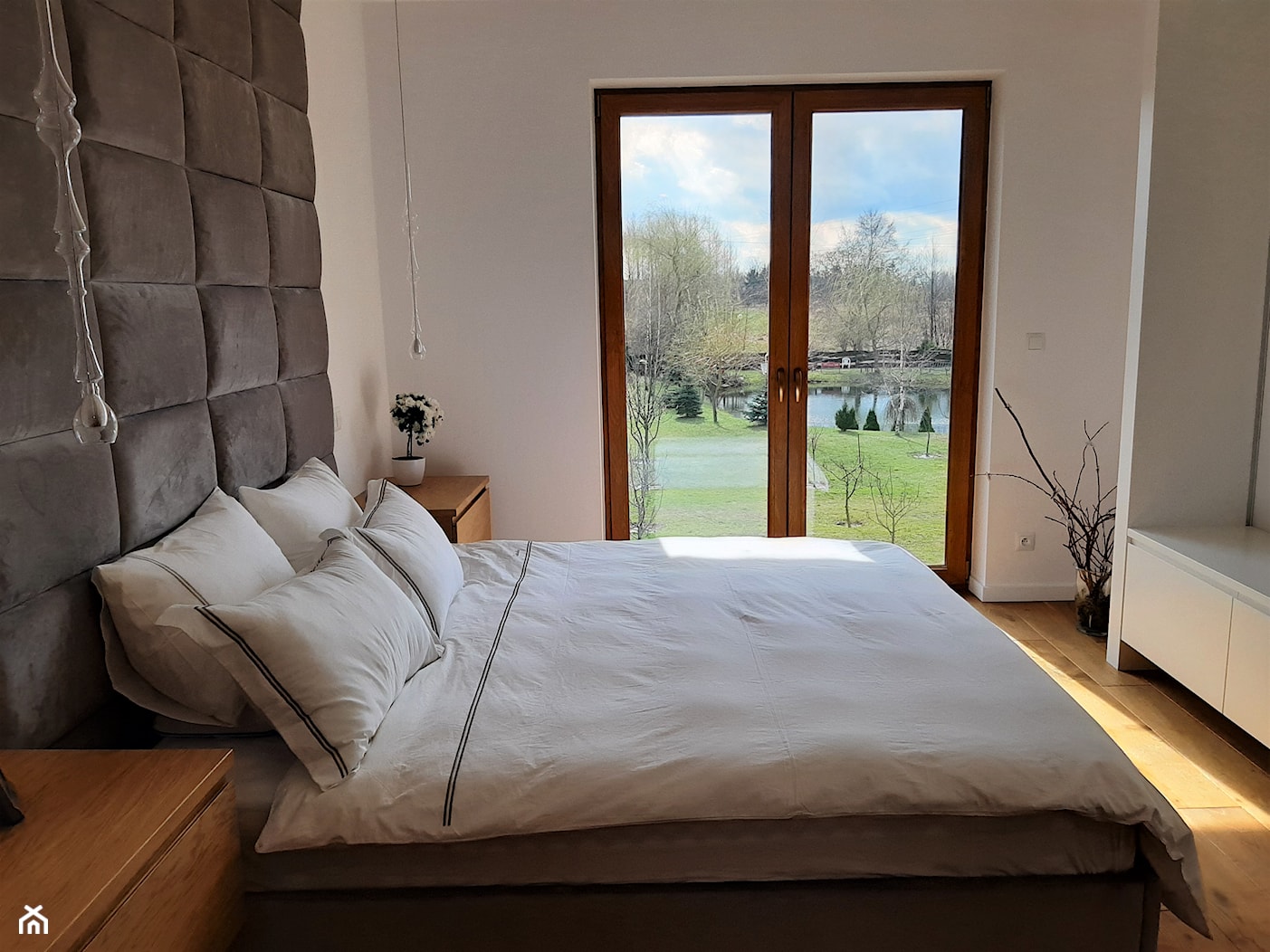 Sypialnia - łóżko z tapicerowanym zagłowkiem - zdjęcie od "Wnętrza" Alicja Galewska - Homebook
