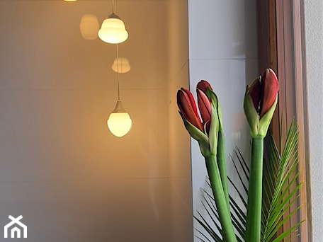 Aranżacje wnętrz - Łazienka: Lampy i kwiaty w łazience - "Wnętrza" Alicja Galewska. Przeglądaj, dodawaj i zapisuj najlepsze zdjęcia, pomysły i inspiracje designerskie. W bazie mamy już prawie milion fotografii!