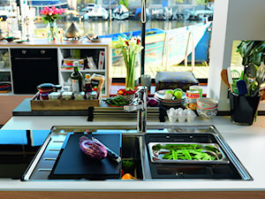 Frames by Franke - Z nablatowym zlewozmywakiem kuchnia, styl nowoczesny - zdjęcie od Franke